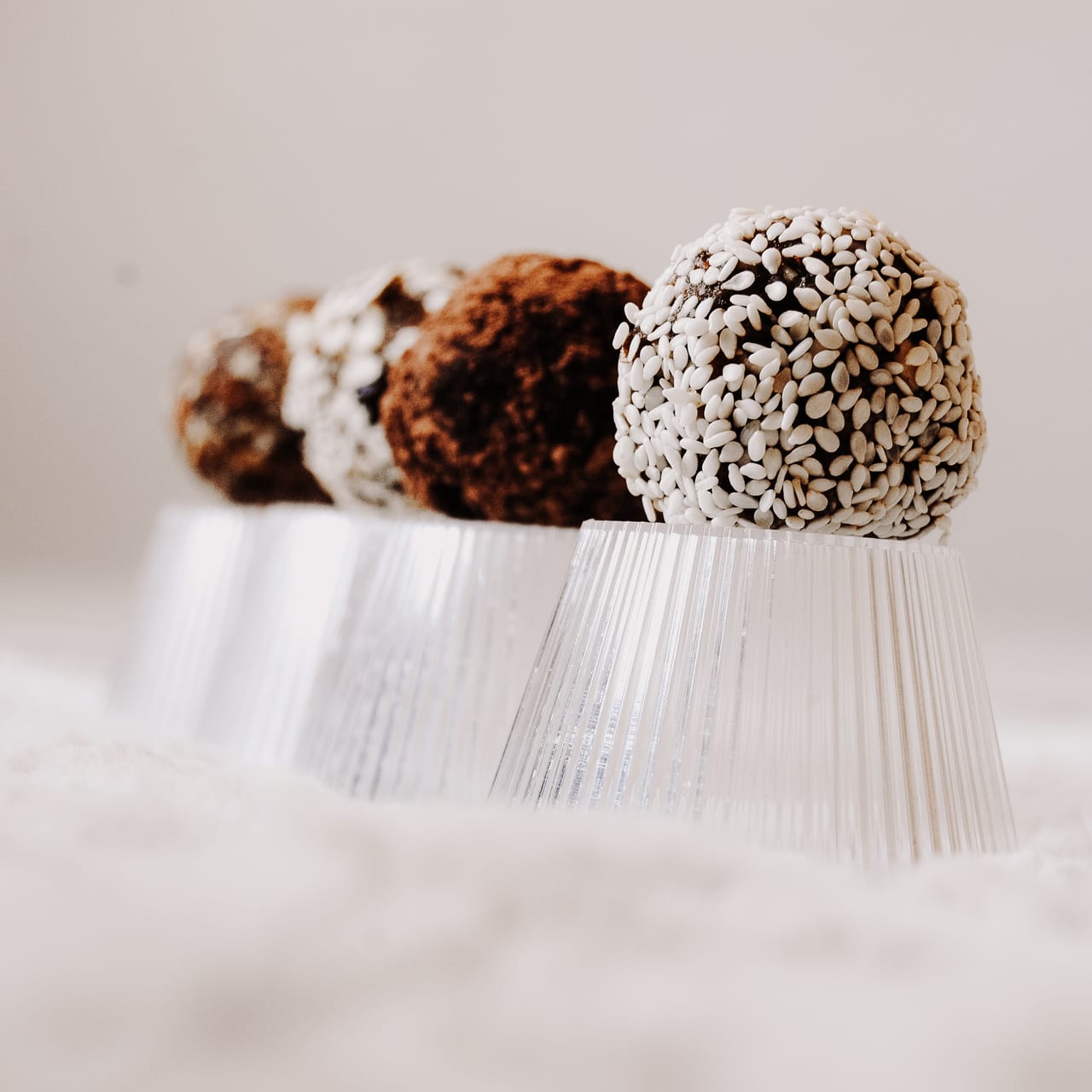 Energy balls aux 4 saveurs : cacao, sésame, amandes ou flocons d'avoine